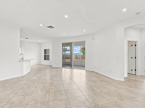 4th image of 1787 SW CAMEO Boulevard