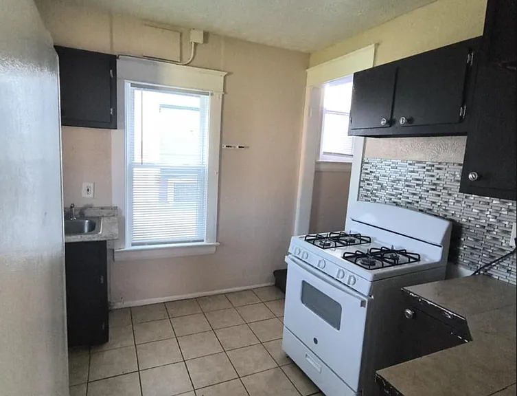 415 Everett St — Photo 11