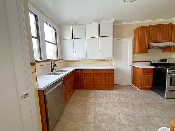 3rd image of 1325 Taraval St