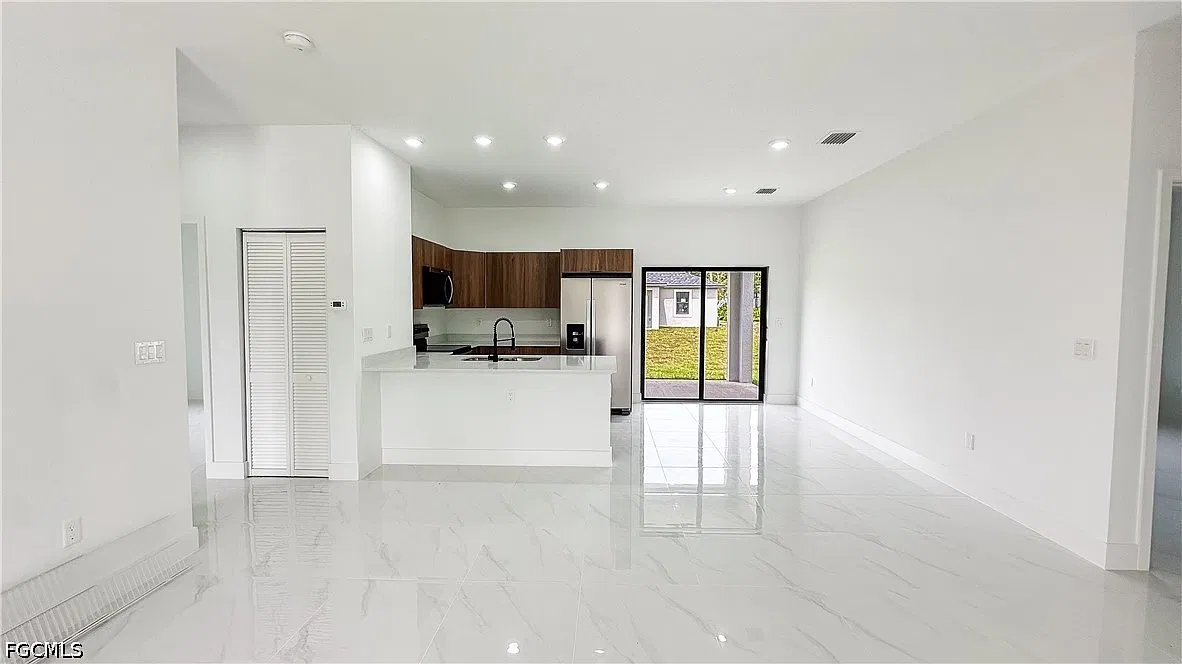 3 bed, 2.0 bath, 1294 sqft, $1,830 — Photo 2