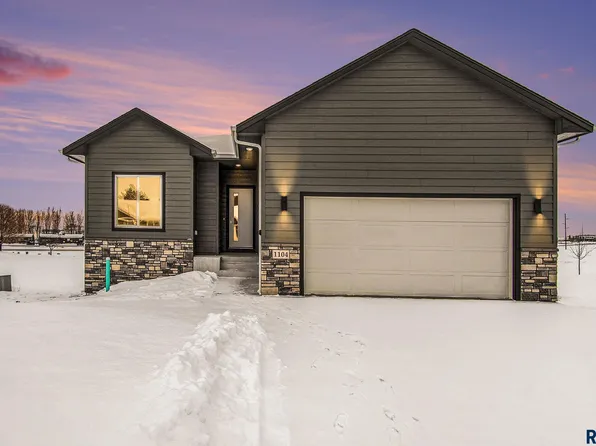 1104 Cherry Dr, Luverne, MN 56156