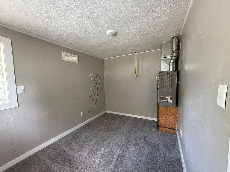 1421 W 16th St — Photo 12