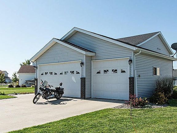 4th image of 1071 Parkway Ln