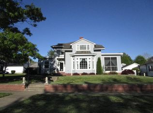 208 4th St, Carmi, IL 62821