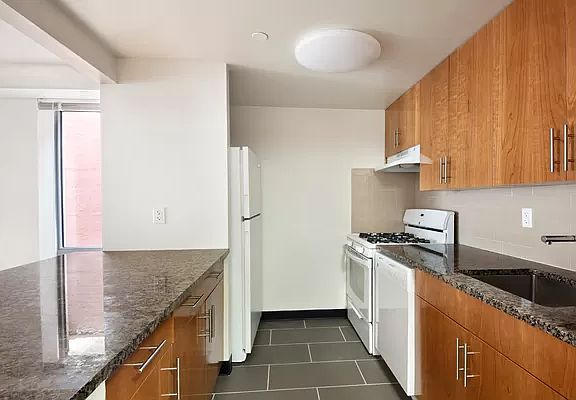 3rd image of 324 Pleasant Ave APT 5A