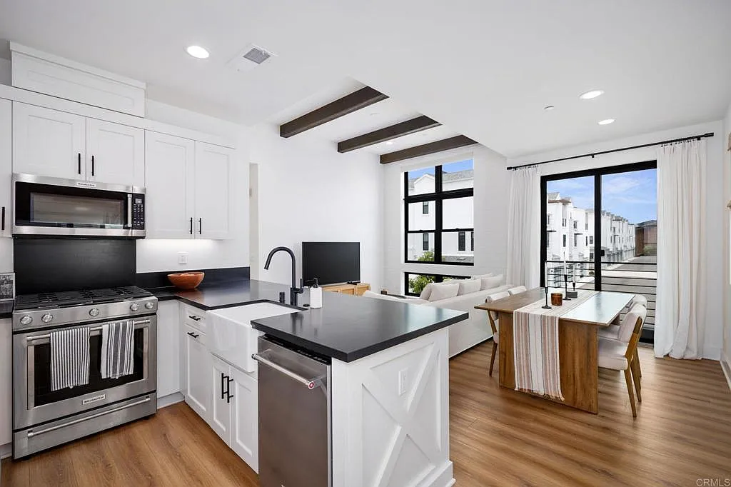 2 bed, 1.0 bath, 709 sqft, $5,500 — Photo 1