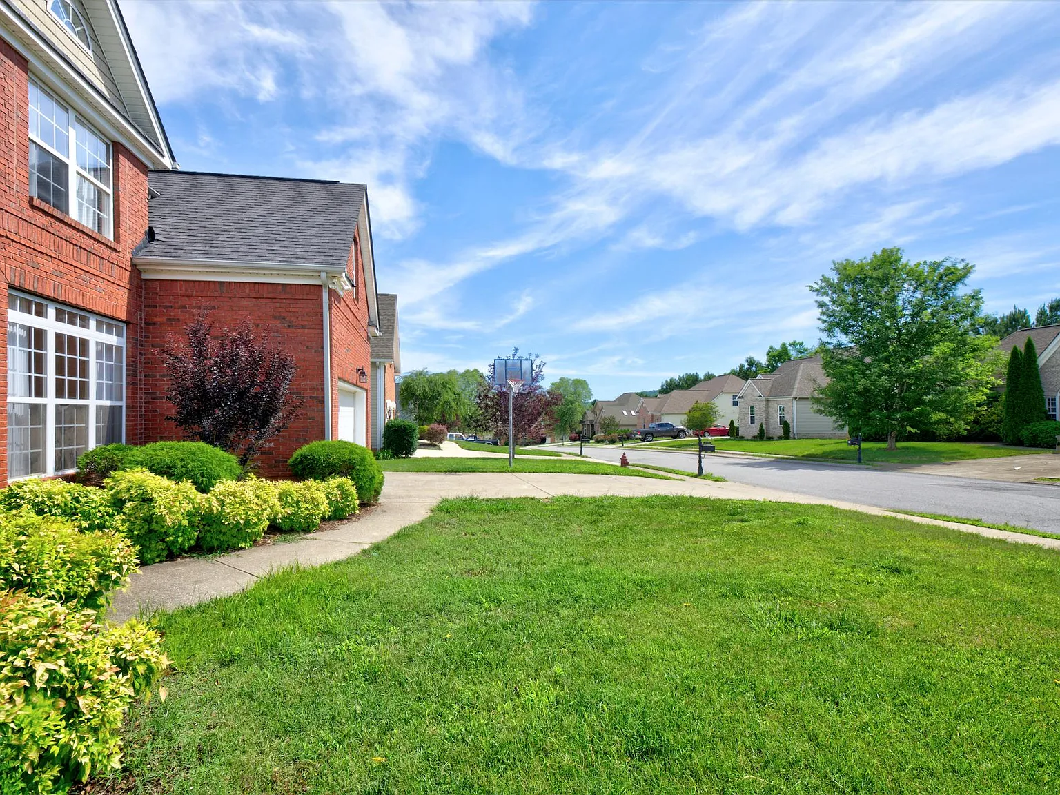 5 bed, 2367 sqft, $3,300 — Photo 3