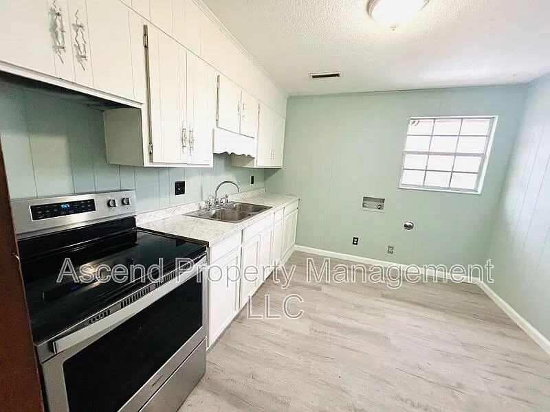 2 bed, 1.0 bath, $830 — Photo 2
