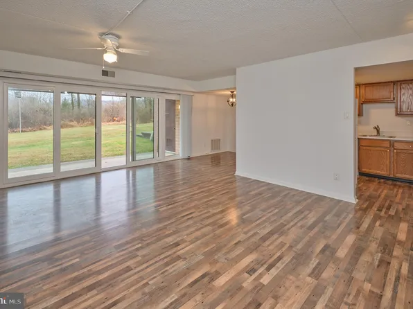 22 Hermitage Dr, New Hope, PA 18938