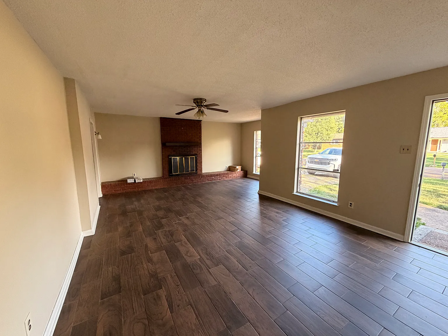 3 bed, 1.5 bath, 1400 sqft, $1,575 — Photo 2