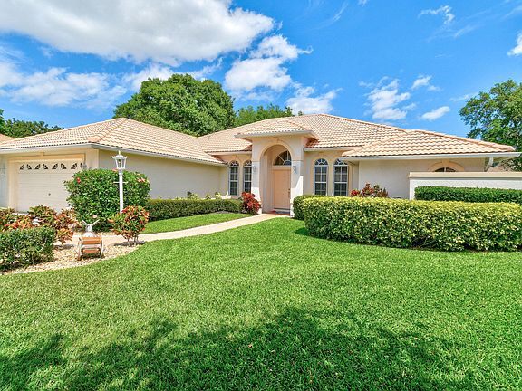 2nd image of 409 SW Magnolia Cove