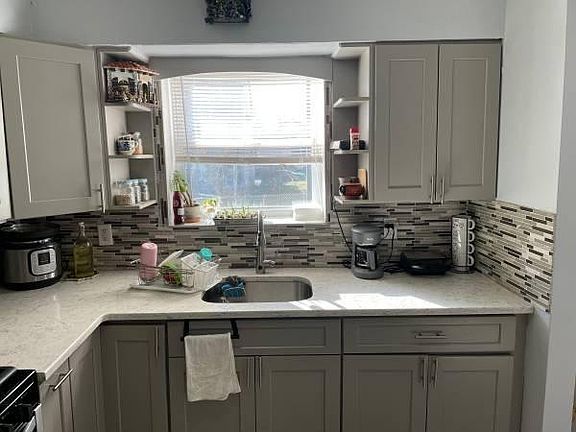 3rd image of 180 Vernon Ave
