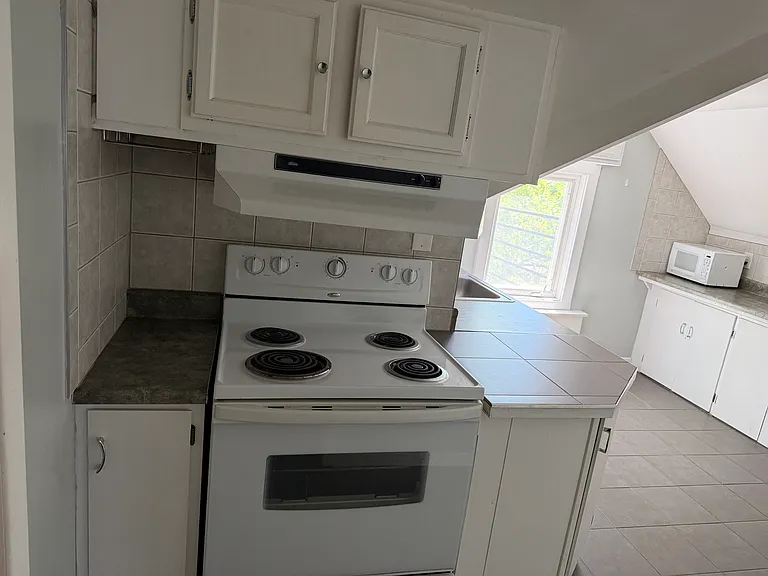 364 Alexander St — Photo 9