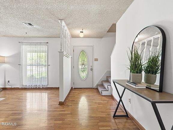 4th image of 209 E Martial Ave
