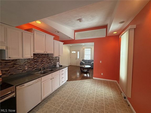 5th image of 527 N Raccoon Rd