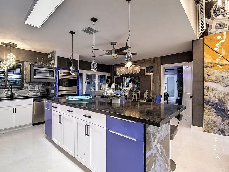 121 W Balboa Dr — Photo 21