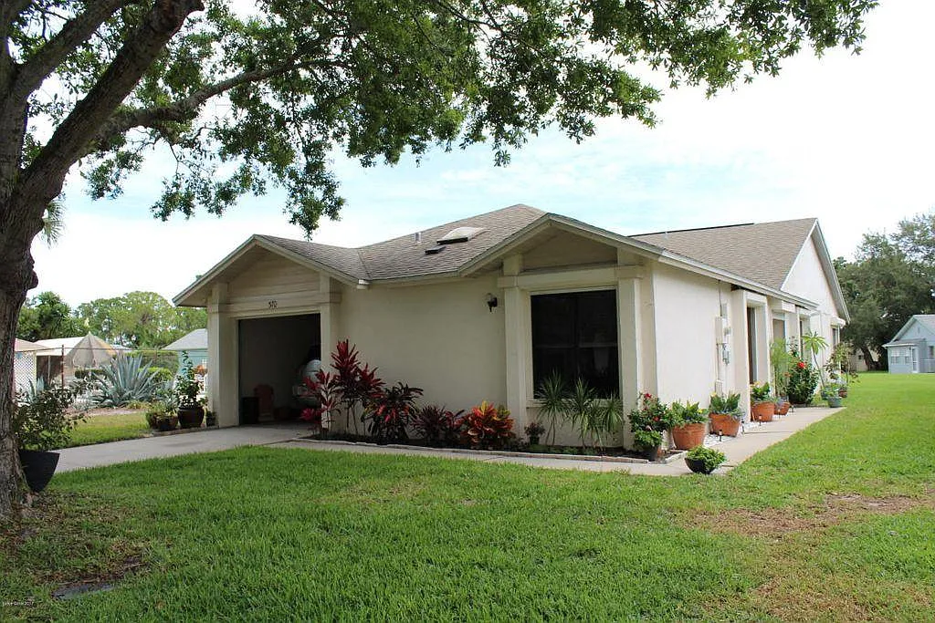 3 bed, 1367 sqft, $1,950 — Photo 1