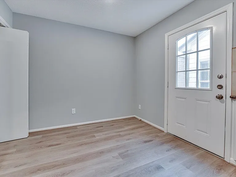 9407 Stockwell Dr — Photo 14