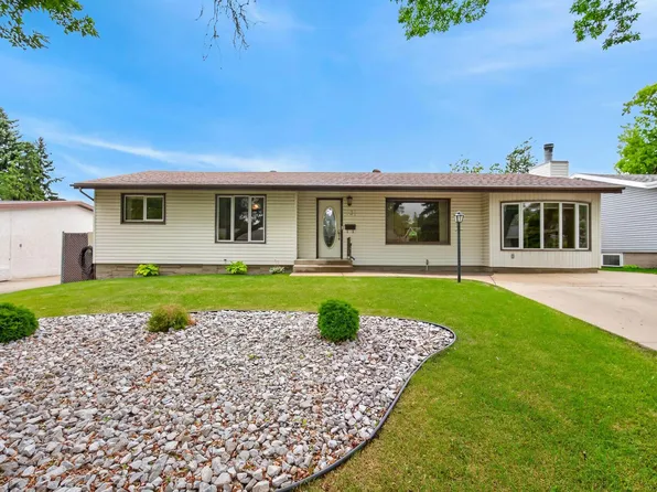 121 Cedar St, Strathcona County, AB T8A 2E7