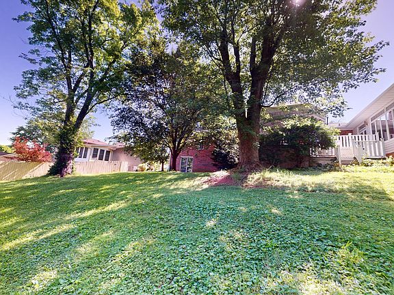 4th image of 1001 Meadowlark Dr