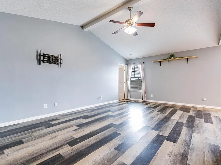 1221 Elmo Ln — Photo 8