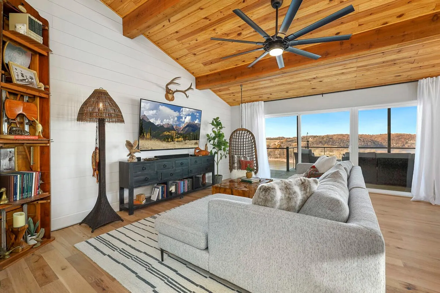 4 bed, 3.0 bath, 3315 sqft, $14,378 — Photo 1