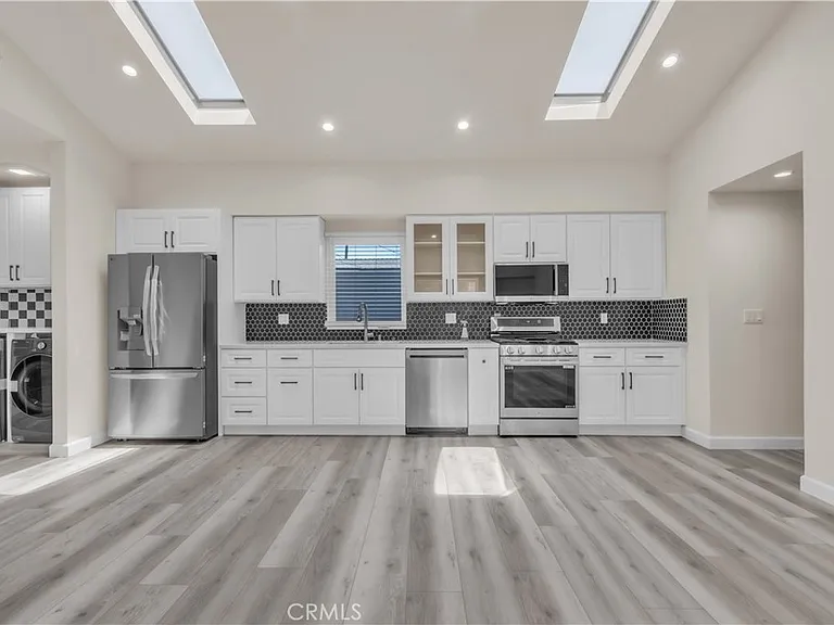 16435 Kingsbury St — Photo 6