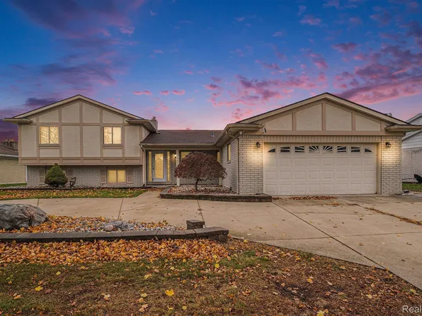 6472 Emerald Lake Dr, Troy, MI 48085