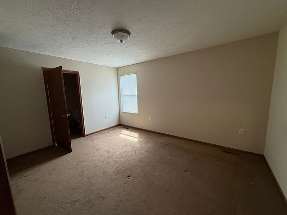 4th image of 528 Grainfield St
