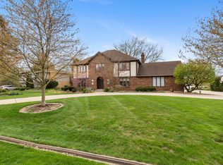 8328 Lakeside Dr, Downers Grove, IL 60516