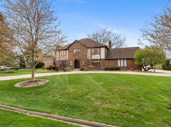 8328 Lakeside Dr, Downers Grove, IL 60516