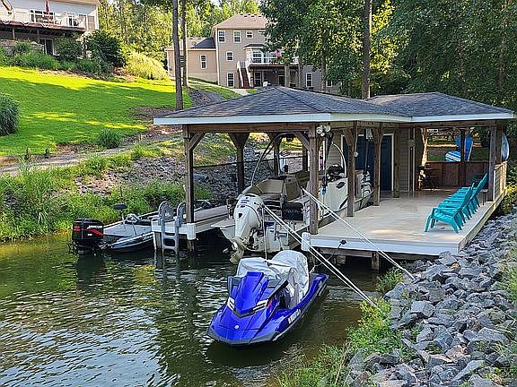 Boat shelter w/ lift.