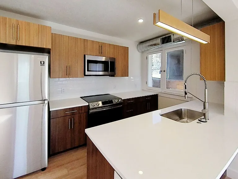561 N Center St — Photo 8