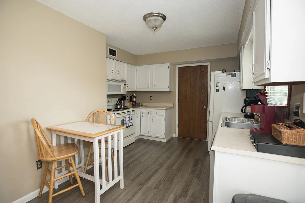 3 bed, 2.0 bath, 1092 sqft, $3,503 — Photo 4