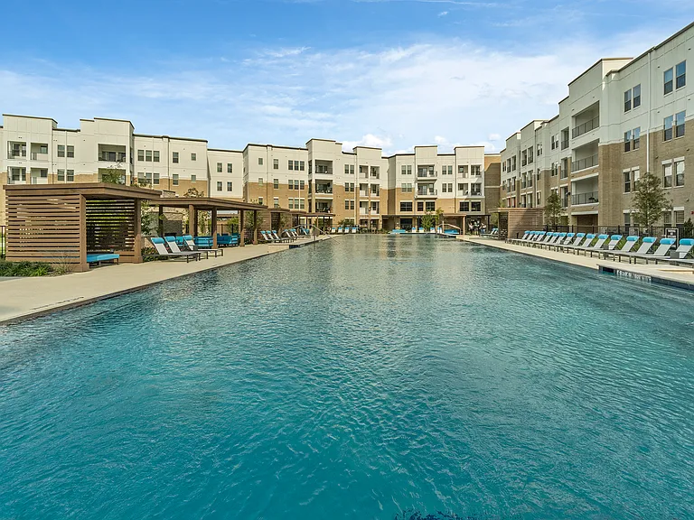 Luxe at Mercer Crossing — Photo 13