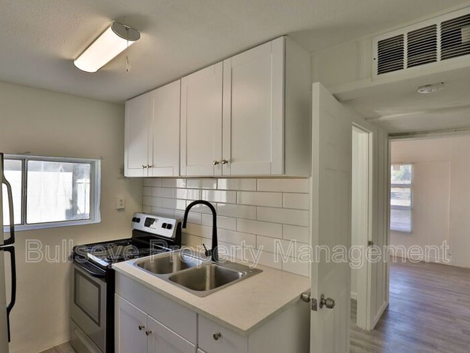 1st image of 9402 N 2nd Pl