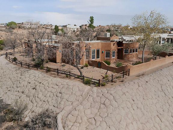 3rd image of 1201 Chihuahua Rd NE