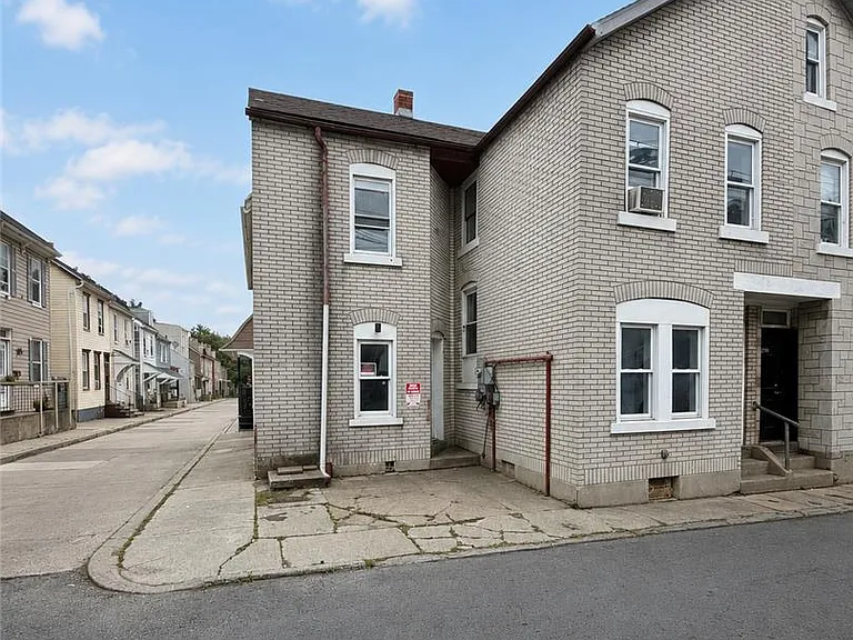 218 N Fountain St — Photo 3