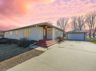 1405 E Rushmore Dr, Brandon, SD 57005