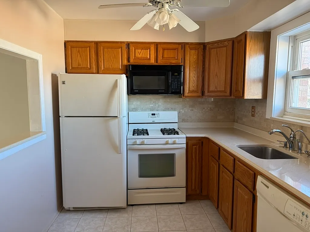 1 bed, 650 sqft, $2,100 — Photo 3