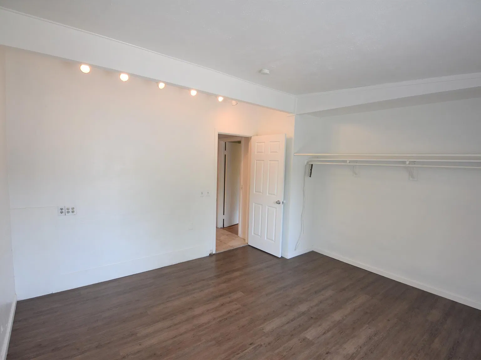 4 bed, 2.5 bath, 1400 sqft, $4,960 — Photo 3