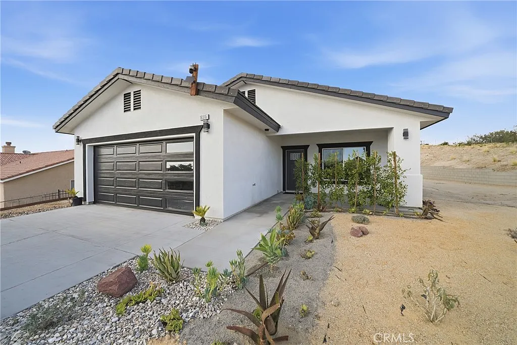 4 bed, 2.5 bath, 1977 sqft, $2,800 — Photo 1