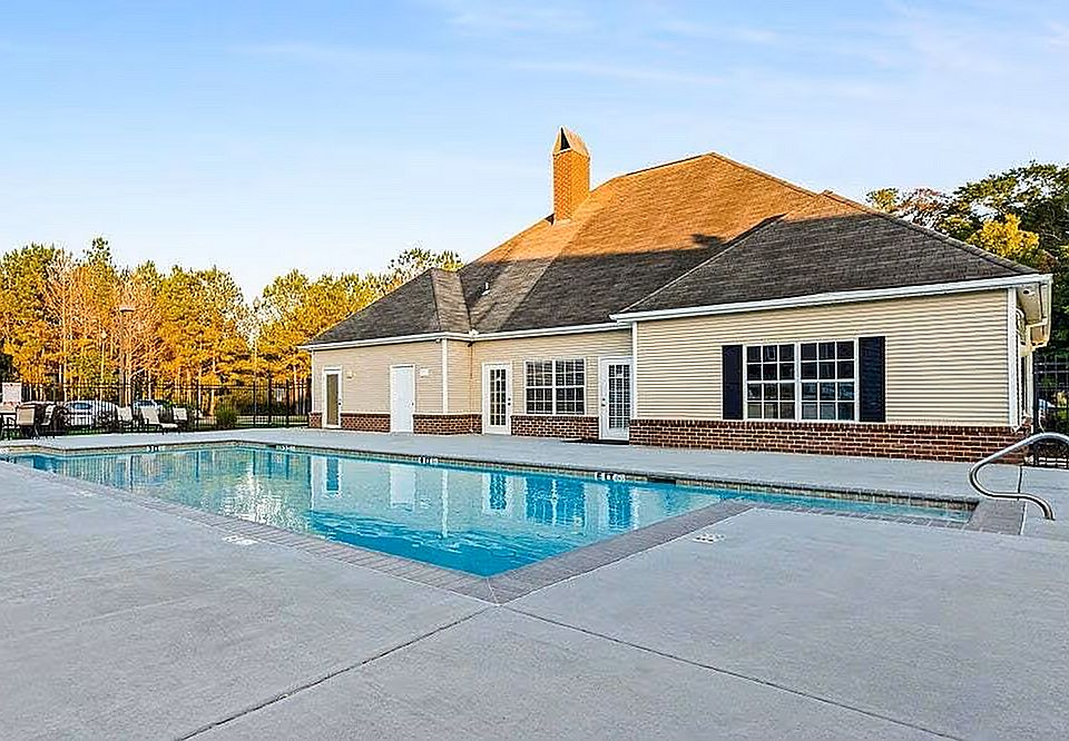 Pool and Clubhouse