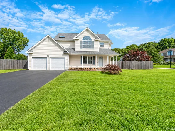 19 Oceanview Boulevard, Manorville, NY 11949