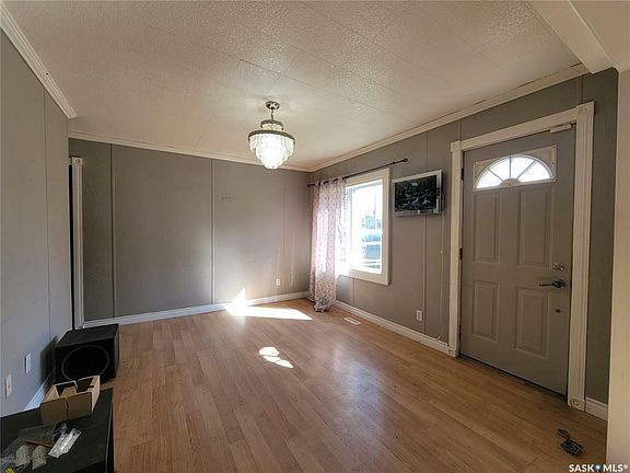 4th image of 208 1st St W