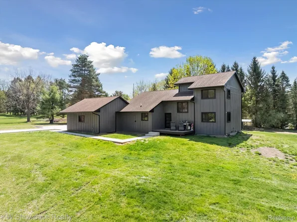 1452 Edgewood Ln, Milford, MI 48381