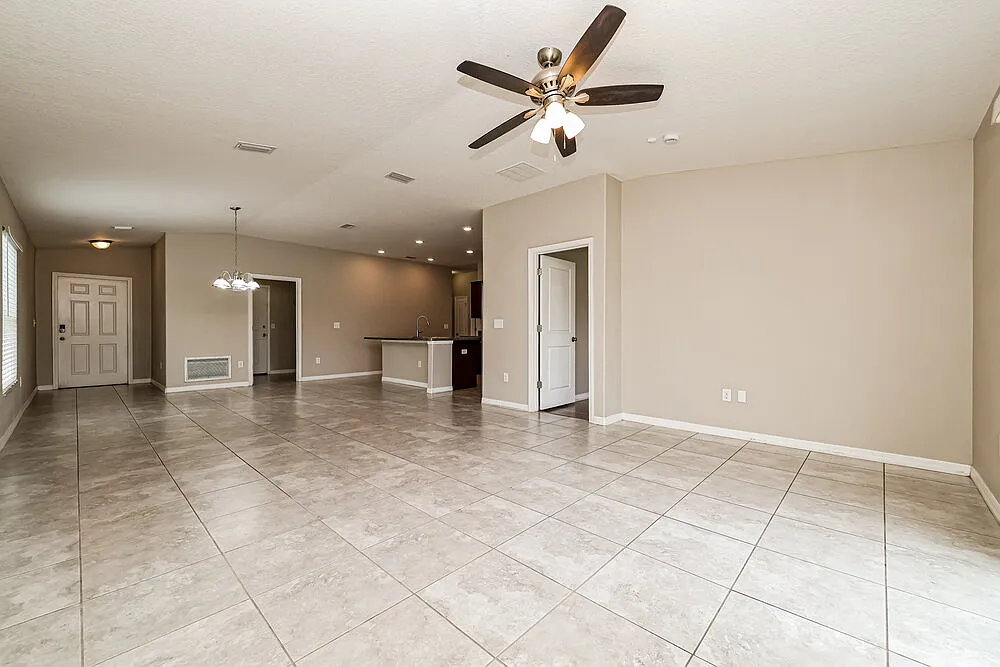 4 bed, 2.0 bath, 1826 sqft, $2,165 — Photo 3