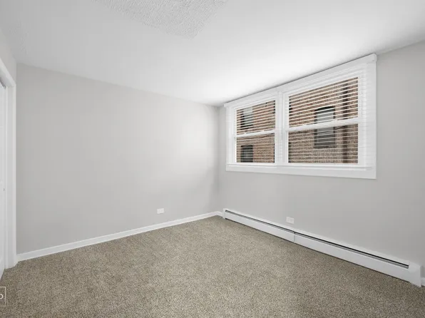 6832 S Crandon Chicago, IL 60649