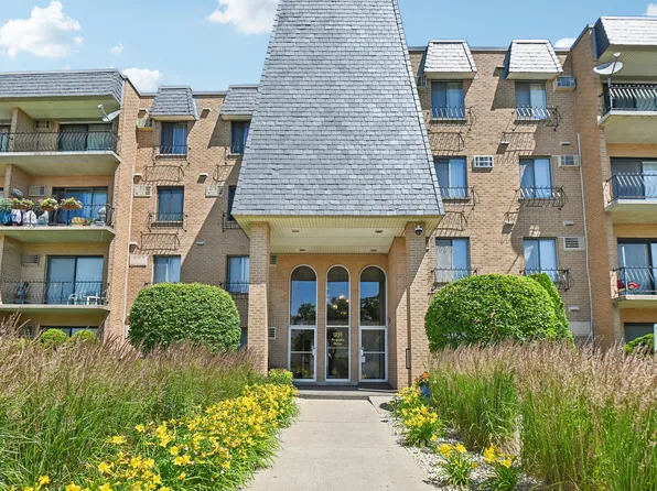 931 W Arquilla Dr APT 221, Glenwood, IL 60425