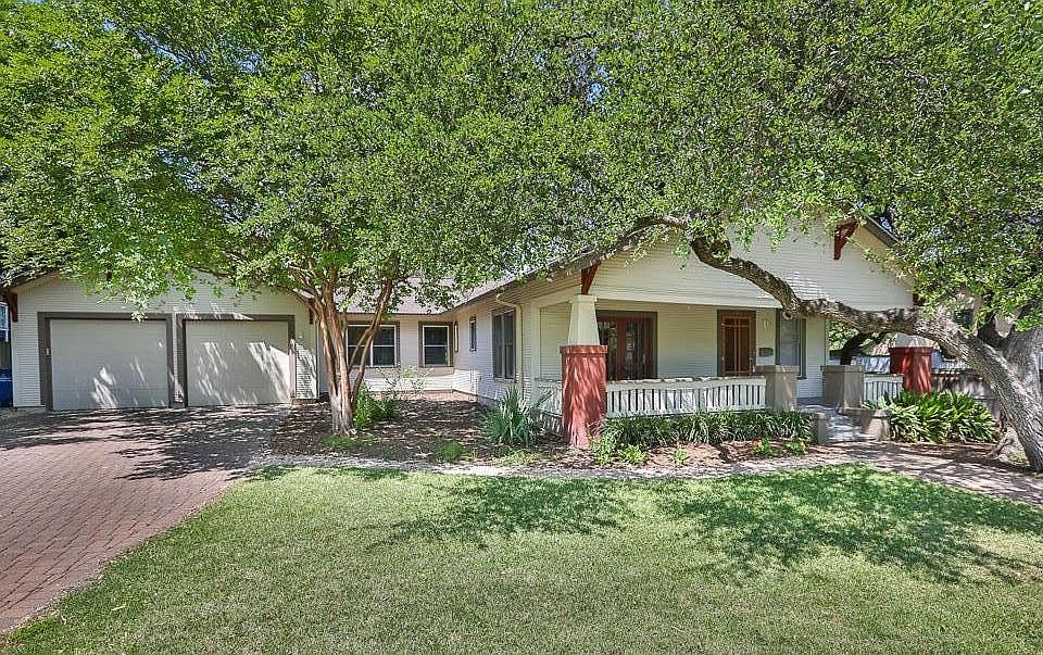 Large driveway and 2 car garage